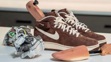 Las zapatillas marrones son tendencia esta primavera