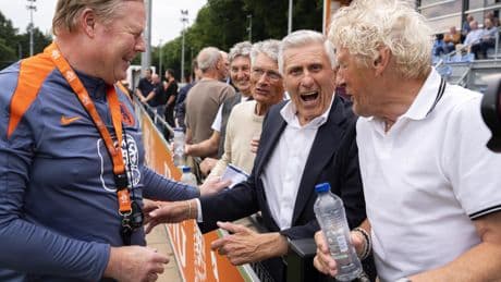 Dikke knuffel van Noa Lang voor Sjaak Swart: oud-internationals kijken toe bij training Oranje