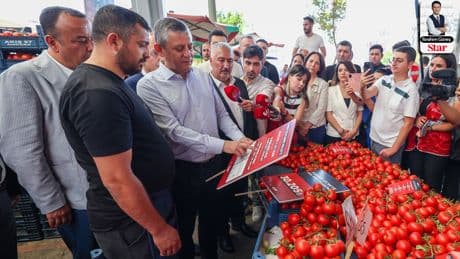 Özgür Özel'in domatesle sınavı