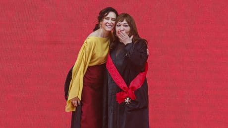 Massiel, emocionada, recoge su galardón en el Día de Madrid con este interesante vestido