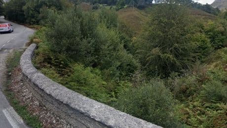 Dos jóvenes muertos y tres heridos tras volcar el coche por una ladera de 200 metros en Burgos
