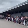 Extreme drukte op luchthaven Charleroi: passagiers staan tot buiten te wachten