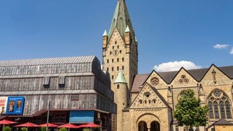 Paderborn: Hähnchen in Windeln - Kirche bedauert Kunstaktion im Dom