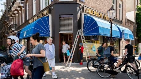 De kleinste Albert Heijn van Nederland is ook de oudste – met nog de gouden letters op de gevel. ‘En ze hebben eigenlijk alles wat je nodig hebt’