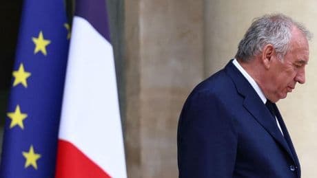 Francia arranca el curso con el Gobierno en el aire y la amenaza de un parón nacional