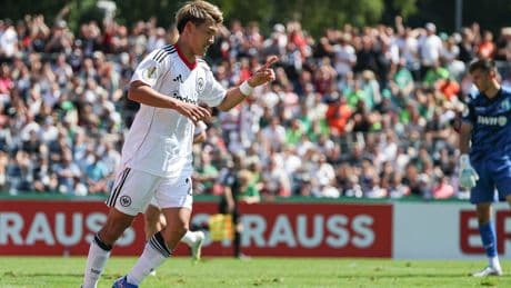Eintracht löst Pflichtaufgabe - Frankfurts 22-Mio.-Mann trifft doppelt!