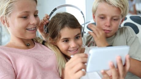 Ue, in arrivo a luglio una app per il controllo dell’età sui social