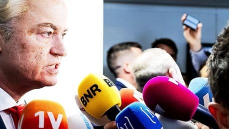 Hier loopt Wilders boos weg na klappen coalitie