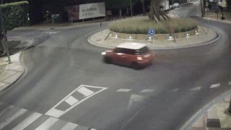Peligro al volante en Málaga: un conductor temerario es pillado a gran velocidad, en sentido contrario y haciendo derrapes