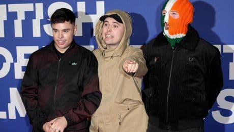 La Policía inglesa denuncia a un miembro de Kneecap por terrorismo tras exhibir una bandera de Hezbolá en un concierto
