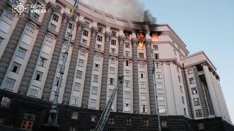 Massiccio attacco russo: "Mille droni contro l'Ucraina". Colpito il palazzo del governo