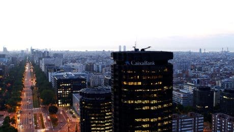 CaixaBank eleva su beneficio en el primer semestre a 2.951 millones, un 10,3% más, al pagar a plazos el impuesto a la banca