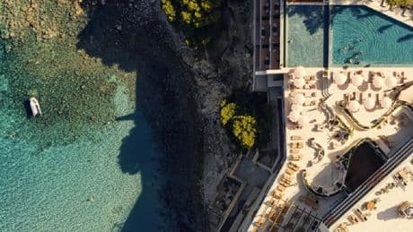 Lujo discreto con vistas al Mediterráneo, el coqueto hotel en el acantilado de Cala Fornells