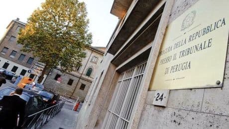 Rapina una pasticceria a Perugia e bacia la commessa, arrestato e accusato di «violenza sessuale»