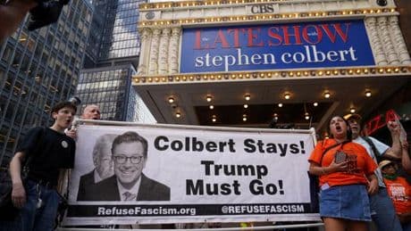 “Allez vous faire foutre !” : Les présentateurs américains réagissent à l’arrêt du “Late Show”