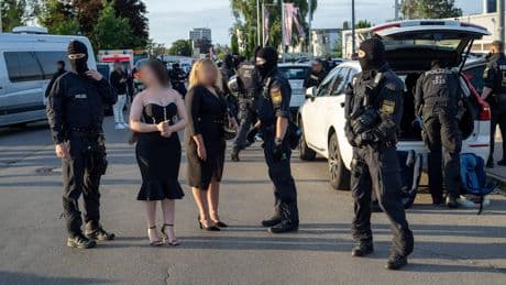 339 Gäste durchsucht, 12 Festnahmen - Waffen-Razzia bei Clan-Hochzeit