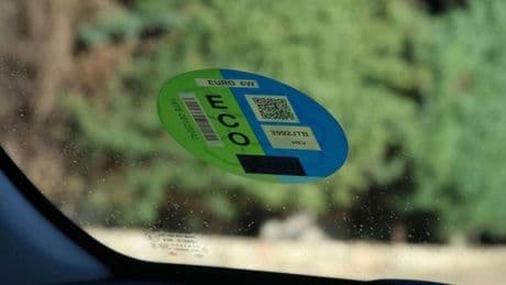 La circunstancia poco conocida que te libra de llevar la etiqueta ambiental en el parabrisas: solo pueden hacerlo estos vehículos