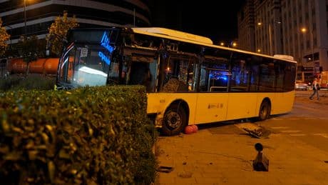 İETT otobüsü ile otomobil çarpıştı: Yaralılar var