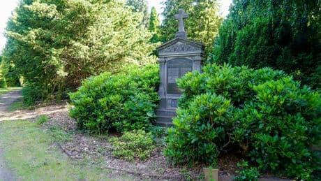 Österreich: Friedhof – Grabstein kracht auf deutschen Ahnenforscher