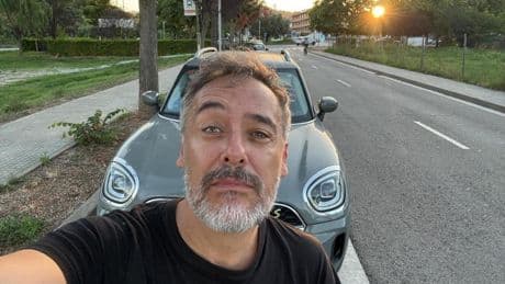 Santi Balmes, cantante de Love of Lesbian: “Estuve a punto de matar a mis colegas por culpa de un conejo, no me sacaron del grupo porque no se puede echar al líder; esto pasó hace 30 años y aún me lo recuerdan”
