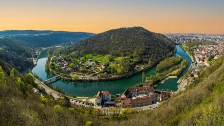 Parece Buitrago de Lozoya, pero está en Francia: la ciudad natal de Victor Hugo con un patrimonio de más de 2.000 años de historia
