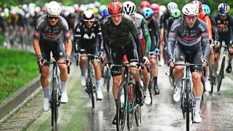 LIVE Giro: kletsnatte wegen zorgen meteen voor chaos: opgave Joshua Tarling, Thymen Arensman onderuit
