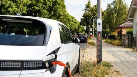 E-Auto an Laterne laden: In deutscher Stadt wird das Wirklichkeit