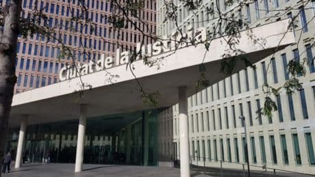 Piden 107 años de cárcel para un hombre de Barcelona acusado de violar y ofrecer a una menor en redes sociales