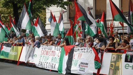 Los ciclistas de la Vuelta se sienten "en peligro" ante las manifestaciones propalestinas