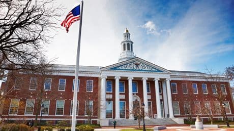 Trump amenaza con retirar el estatus libre de impuestos de Harvard