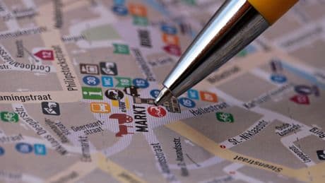 ¿Se escribe &quot;donde&quot; o &quot;dónde&quot;? La Fundéu te explica cuándo poner la tilde