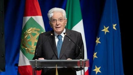 Mattarella con un cerotto sulla tempia destra: cosa è successo? «Piccola rimozione chirurgica, ha dei punti sotto»