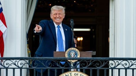 Donald Trump prohíbe a ciudadanos de 12 países viajar a Estados Unidos