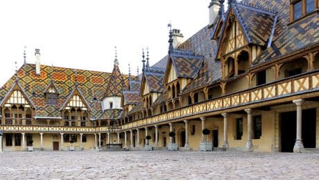 La ciudad fortificada de Francia donde se celebra la subasta benéfica de vinos más famosa del mundo