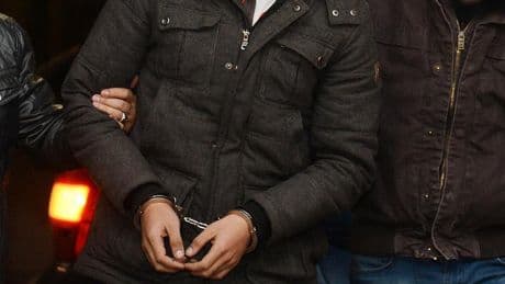 Interpol tarafından aranıyordu, pasaport kontrolünde yakayı ele verdi