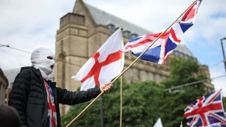„Marsch für Remigration“: Zusammenstöße bei einwanderungsfeindlichen Protesten in England