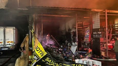 İzmir'de sanayi sitesindeki yangında 8 iş yeri ve 3 araç kullanılamaz hale geldi