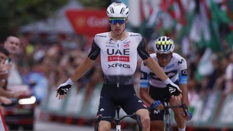 Ayuso se impone a Romo en Los Corrales de Buelna y suma la segunda victoria de etapa española en La Vuelta
