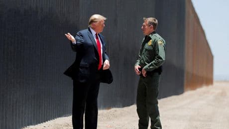 Los estadounidenses suspenden a Trump en todas sus políticas, excepto en la inmigración