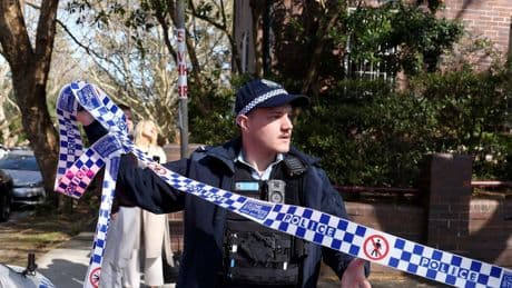 Auto-Attacke: Mann rammt Tor des russischen Konsulats in Australien