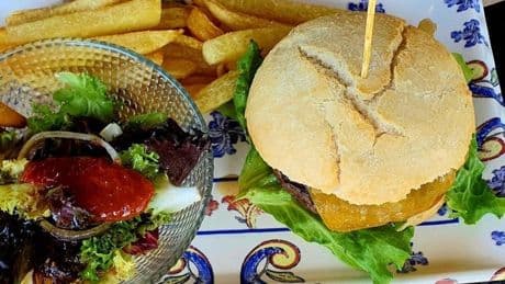Un local que tiene como estrella a la hamburguesa: de wagyu, de rubia gallega o de buey