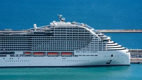 Un fallo en el motor deja a un crucero con 8.500 personas a bordo varado cerca de Italia