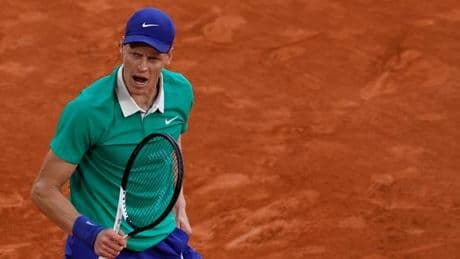 Jannik Sinner se la joue Novak Djokovic pour rejoindre Carlos Alcaraz en finale de Roland-Garros