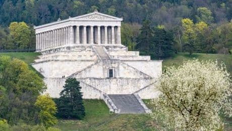Walhalla – Donaustauf: Mann stürzt an Walhalla metertief in den Tod