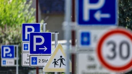 Wegen Straßenverkehrsordnung: Kuriose Schilderflut für 500-Einwohner-Ort in Sachsen