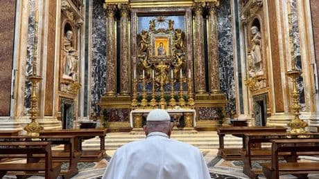 El papa acude por sorpresa a Santa María la Mayor para rezar antes de la Semana Santa