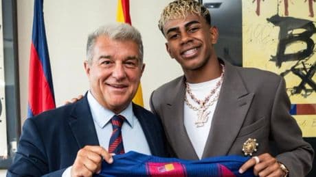 Lamine Yamal posa radiante con Laporta, la cúpula del Barça y sus padres