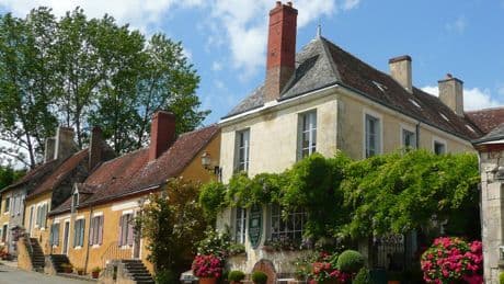 Expo, apéro, dodo : un week-end à La Perrière, la perle du Perche, entre bocage et filet brodé