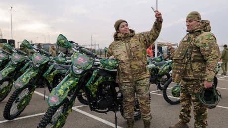 Motorräder statt Panzer: Russen sorgen mit neuer Angriffstaktik für Aufruhr