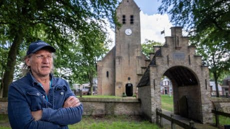 Kameleon-regisseur Steven de Jong koopt kerkje in Fries dorpje: ’Zolang er maar geen bordeel in komt’